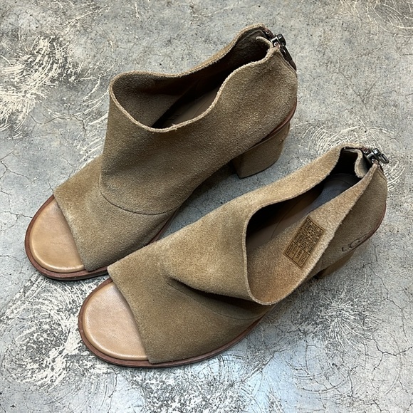 Ugg brand caramel suede ankle booties with peep toe - Picture 6 of 7